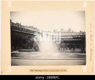 Von der Rue de Rivoli nach Boulevards / 375. Palais Royal, der Pool, die Dusche in der Mitte. - Kl. 955. Beckengarten des Palais Royal, des 1. Bezirks, Paris 'Bassin du jardin du Palais-Royal, Paris (Ier arr.)'. Photographie d'Hippolyte Blancard (1843-1924), vers 1890. Paris, musée Carnavalet. Stockfoto