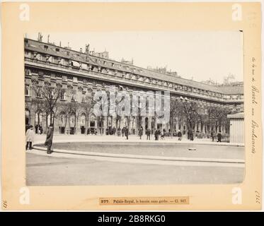 Von der Rue de Rivoli nach Boulevards / 377. Palais Royal, die Garbe ohne Becken. Kl. 957. Spaziergänger im Garten des Palais Royal, 1. Pariser "Promeneurs au jardin du Palais-Royal, Paris (Ier arr.)". Photographie d'Hippolyte Blancard (1843-1924), vers 1890. Paris, musée Carnavalet. Stockfoto