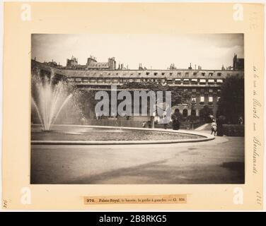 Von der Rue de Rivoli nach Boulevards / 376. Palais Royal, Pool, Dusche links. Kl. 956. Beckengarten des Palais Royal, des 1. Bezirks, Paris 'Bassin du jardin du Palais-Royal, Paris (Ier arr.)'. Photographie d'Hippolyte Blancard (1843-1924), vers 1890. Paris, musée Carnavalet. Stockfoto