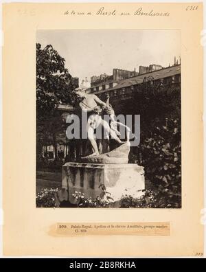 Von der Rue de Rivoli nach Boulevards / 379. Palais Royal, Apollo und die Ziege Amalthea, Marmorgruppe. Kl. 959. Apollo und die Ziege Amalthea, Gedenkgarten des Palais Royal, 1. Pariser "Apollon et la chèvre Amalthée, Statue du jardin du Palais-Royal, Paris (Ier arr.)". Photographie d'Hippolyte Blancard (1843-1924), vers 1890. Paris, musée Carnavalet. Stockfoto