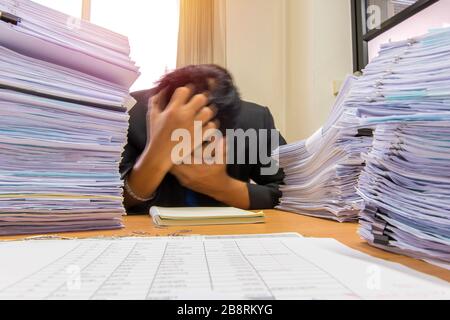 Dokumente auf Schreibtisch stapeln sich hohe warten verwaltet werden. Stockfoto