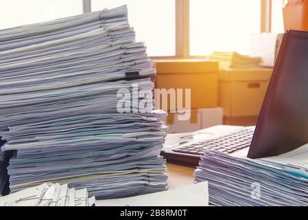 Dokumente auf Schreibtisch stapeln sich hohe warten verwaltet werden. Stockfoto