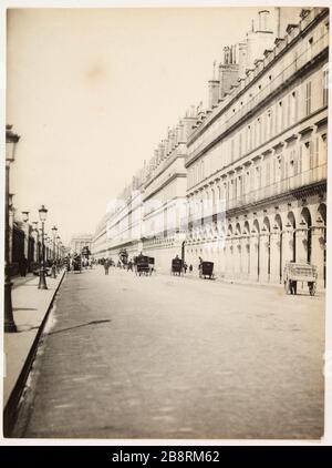 Rue de Rivoli, in der Nähe der Place the Pyramids. Statue der Joan of Arc, anstelle der Pyramiden, 1. Bezirk, Paris 'Statue de Jeanne d'Arc, Place des Pyramides, Paris (Ier arr.)'. Photographie d'Hippolyte Blancard (1843-1924), vers 1890. Paris, musée Carnavalet. Stockfoto