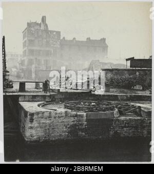Docks Villette brannte / Drehbrücke. Docks verbrannten Villette, Drehbrücke, 19. Pariser Bezirk. La Commune de Paris. Docks de la Villette Incendiés, pont Tournant. Paris (XIXème arr.). Photographie d'Hippolyte Blancard (1843-1924). Tirage au platine (recto). 1870-1871. Paris, musée Carnavalet. Stockfoto