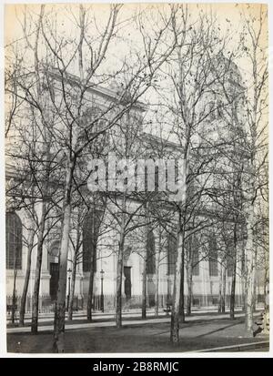 St. Franz Xavier / eine Seite der Kirche durch die Bäume gesehen. Gang der Kirche St. Franz Xavier durch die Bäume gesehen, 7. Bezirk, Paris "Bas-côté de l'église Saint-François-Xavier vu à travers les arbres, Paris (VIIème arr.)". Photographie d'Hippolyte Blancard (1843-1924), vers 1890. Paris, musée Carnavalet. Stockfoto