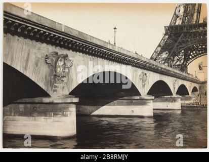 Jenaer Brücke (der Eiffelturm auf der rechten Seite). Blick von der Brücke von Jena und der seine von der seine, dem 7. Bezirk, Paris 'Vue du pont d'Iéna et de la seine, Paris (VIIème arr.)'. Photographie d'Hippolyte Blancard (1843-1924), vers 1890. Paris, musée Carnavalet. Stockfoto