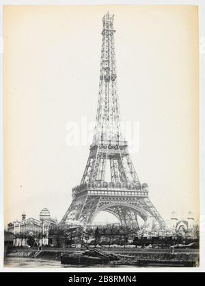 Blick auf den im Bau befindlichen Eiffelturm während der Weltausstellung Expo 1889, 7. Bezirk, Paris 'Vue de la Tour Eiffel en construction lors de l'Exposition universelle de 1889, Paris (VIIème arr.)'. Photographie d'Hippolyte Blancard (1843-1924), vers 1890. Paris, musée Carnavalet. Stockfoto