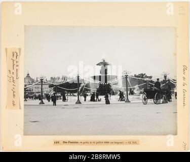 Concorde Square, klein, 14. Juli 1888 (breit). - Cl 717. The Fountain of the Rivers, 14. Juli 1888, Place de la Concorde, 8. "La fontaine des Fleuves, le 14 juillet, le Place de la Concorde, Paris (VIIIème arr.)". Photographie d'Hippolyte Blancard (1843-1924). 14 Juillet von 1888-3. Paris, musée Carnavalet. Stockfoto