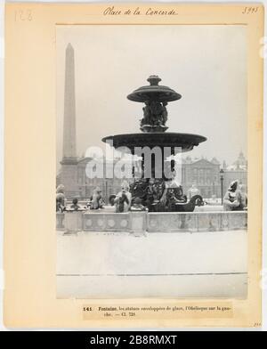 Platz Concorde/141. Fontaine, umhüllte Eisstatuen, den Obelisk auf Gau-/che. - Kl. 721. Wasserbrunnen bedeckt mit dem Obelisken im Hintergrund, Place de la Concorde, 8. Bezirk, Paris 'La fontaine des Fleuves recouvte de glace avec l'Obélisque au Fond, Place de la Concorde, Paris (VIIIème arr.)'. Photographie d'Hippolyte Blancard (1843-1924), vers 1890. Paris, musée Carnavalet. Stockfoto