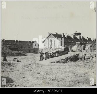 Mit lauten / Redoute und Barrikade das Fort. Redoute und Barrikade das Fort von Noisy-le-Sec. La Commune de Paris. Redoute et Barricade du fort de Noisy-le-Sec (Seine-Saint-Denis). Photographie d'Hippolyte Blancard (1843-1924). Tirage au platine (recto). 1870-1871. Paris, musée Carnavalet. Stockfoto