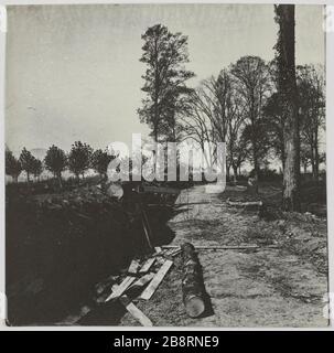 Schloss von Baron Roger North / preussische Barrikade. Schloss Chesnay gehört dem Graf Édouard-Léon Roger North, preussische Barrikade Gagny. La Commune de Paris. Château de Chesnay-Apparent au comte Édouard-Léon Roger du Nord, Barricade prussienne. Gagny (Seine-Saint-Denis). Photographie d'Hippolyte Blancard (1843-1924). Tirage au platine (recto). 1870-1871. Paris, musée Carnavalet. Stockfoto