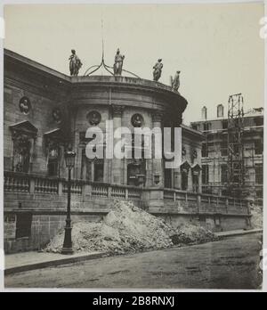 Palast der Ehrenlegion/Fassade am Kai. Palast der Ehrenlegion, Fassade mit Blick auf das Dock, 7. Pariser Stadtviertel. La Commune de Paris. Palais de la Légion d'honeur, façade donnant sur le quai. Paris (VIIème arr.). Photographie d'Hippolyte Blancard (1843-1924). Tirage au platine (recto). 1870-1871. Paris, musée Carnavalet. Stockfoto