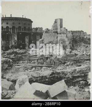 Docks de la Villette / verbrannt. Die Docks von La Villette brannten während der Commune, 19. Pariser Bezirk. La Commune de Paris. Les docks de la Villette incendiés Pendant la Commune. Paris (XIXème arr.). Photographie d'Hippolyte Blancard (1843-1924). Tirage au platine (recto). 1870-1871. Paris, musée Carnavalet. Stockfoto