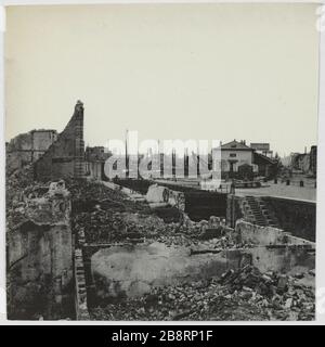 Docks de la Villette / verbrannt. Die Docks von La Villette brannten während der Commune, 19. Pariser Bezirk. La Commune de Paris. Les docks de la Villette incendiés Pendant la Commune. Paris (XIXème arr.). Photographie d'Hippolyte Blancard (1843-1924). Tirage au platine (recto). 1870-1871. Paris, musée Carnavalet. Stockfoto