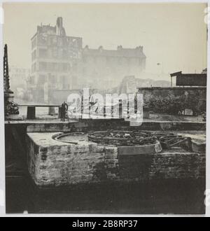 Docks Villette / verbrannt / der Drehscheibe. Die Docks von La Villette brannten während der Commune, der Drehbrücke, 19. Bezirk, Paris. La Commune de Paris. Les docks de la Villette incendiés Pendant la Commune, le pont tournant. Paris (XIXème arr.). Photographie d'Hippolyte Blancard (1843-1924). Tirage au platine (recto). 1870-1871. Paris, musée Carnavalet. Stockfoto
