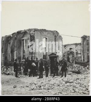 Docks de la Villette / verbrannt. / Gebäude stürzten ein. Die Docks von La Villette brannten während der Kommune, eingestürzte Gebäude, 19. Pariser Bezirk. La Commune de Paris. Les docks de la Villette incendiés Pendant la Commune, bâtiments écroulés. Paris (XIXème arr.). Photographie d'Hippolyte Blancard (1843-1924). Tirage au platine (recto). 1870-1871. Paris, musée Carnavalet. Stockfoto