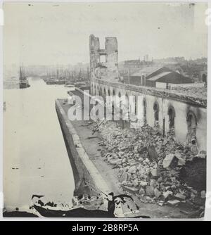 Docks de la Villette / verbrannt. / Gebäude stürzten ein. Die Docks von La Villette brannten während der Kommune, eingestürzte Gebäude, 19. Pariser Bezirk. La Commune de Paris. Les docks de la Villette incendiés Pendant la Commune, bâtiments écroulés. Paris (XIXème arr.). Photographie d'Hippolyte Blancard (1843-1924). Tirage au platine (recto). 1870-1871. Paris, musée Carnavalet. Stockfoto