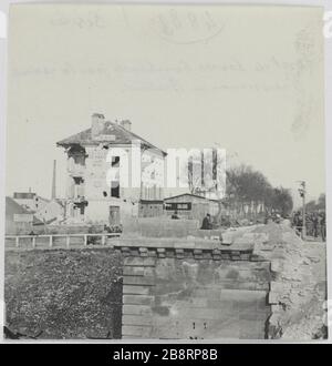 Sevres. / Pont de Sèvres von den Ängsten bombardiert / preussischer Breteuil. Sèvres-Brücke von der preussischen Refunal Breteuil, Sèvres, bombardiert. La Commune de Paris. Le pont de Sèvres bombardé par la redoute prussienne de Breteuil. Sèvres (Hauts-de-seine). Photographie d'Hippolyte Blancard (1843-1924). Tirage au platine (recto). 1870-1871. Paris, musée Carnavalet. Stockfoto