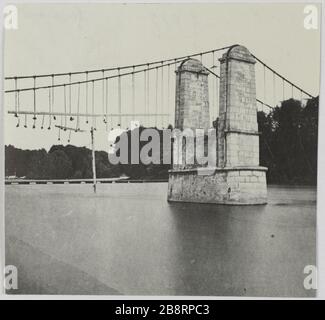 Suresnes/Hängebrücke von Suresnes und/Deckboot. Suresnes Hängebrücke und Bootsdeck, Suresnes. La Commune de Paris. Pont suspandu de Suresnes et pont de Bateau. Suresnes (Hauts-de-seine). Photographie d'Hippolyte Blancard (1843-1924). Tirage au platine (recto). 1870-1871. Paris, musée Carnavalet. Stockfoto