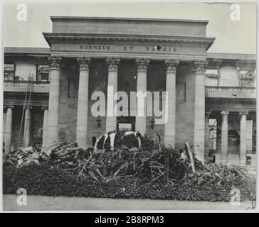 Palast der Ehrenlegion in Brand. Zentraler Pavillon. Palast der Ehrenlegion in Brand, Mittelpavillon, 7. Bezirk, Paris. La Commune de Paris. Palais de la Légion d'honeur incendié, Pavillon Central. Paris (VIIème arr.). Photographie d'Hippolyte Blancard (1843-1924). Tirage au platine (recto). 1870-1871. Paris, musée Carnavalet. Stockfoto