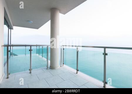 Eine geräumige Terrasse im oberen Stock Stockfoto