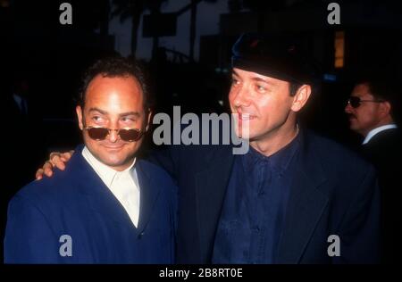 Santa Monica, Kalifornien, USA 31. Juli 1995 (L-R) Schauspieler Kevin Pollak und Kevin Spacey nehmen am 31. Juli 1995 an der Premiere "The usual Suspects" in AMC Theatern in Santa Monica, Kalifornien, USA, an. Foto von Barry King/Alamy Stock Photo Stockfoto