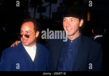 Santa Monica, Kalifornien, USA 31. Juli 1995 (L-R) Schauspieler Kevin Pollak und Kevin Spacey nehmen am 31. Juli 1995 an der Premiere "The usual Suspects" in AMC Theatern in Santa Monica, Kalifornien, USA, an. Foto von Barry King/Alamy Stock Photo Stockfoto