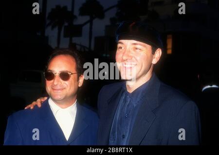 Santa Monica, Kalifornien, USA 31. Juli 1995 (L-R) Schauspieler Kevin Pollak und Kevin Spacey nehmen am 31. Juli 1995 an der Premiere "The usual Suspects" in AMC Theatern in Santa Monica, Kalifornien, USA, an. Foto von Barry King/Alamy Stock Photo Stockfoto