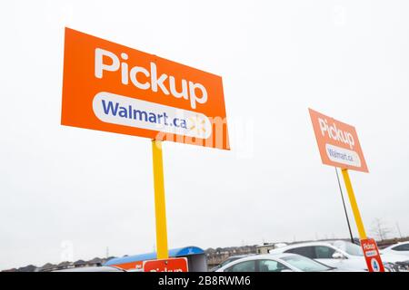 Schilder zur Abholung vom Lebensmittelgeschäft auf dem Parkplatz eines Walmart Canada Superstore. Stockfoto