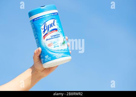 Halten Sie einen Behälter mit Desinfektionsmitteln der Marke Lysol in der Hand. Diese ist zu einem knappen gut im Rahmen der Coronavirus Pandemie geworden. Stockfoto