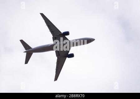 Niedriger Blickwinkel auf das kommerzielle Flugzeug im Mittelflug; Stockfoto