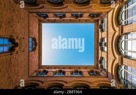 Nach oben gerichtete Ansicht der geometrischen Architekturelemente eines Gebäudes. Stockfoto