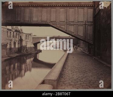 ALTES HOTEL-DIEU MIT TOR INSELSTADT, 4. BEZIRK, PARIS Ancien Hôtel-Dieu avec passerelle, île de la Cité, Paris (IVème arr.). 1870-1880. Photographie de Pierre Emonds (1831-1912). Paris, musée Carnavalet. Stockfoto