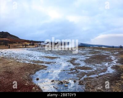 Warten auf die Geysi-Eruption Stockfoto