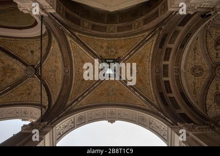 WIEN, ÖSTERREICH. Gewölbte Gewölbe eines Gebäudes in Wien in der Nähe des Rathauses. Schöner alter Bogenweg im Barockstil Stockfoto