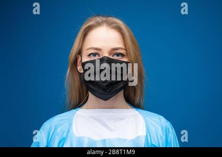 Kaukasische Frau in aseptischer Maske. Stoppen Sie das Virenkonzept. Stockfoto