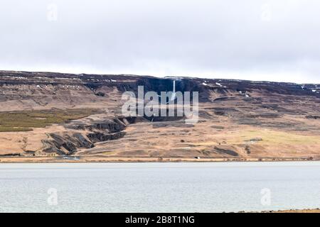 Der Blick auf Hengifoss über den Fluss Hengifossá Stockfoto