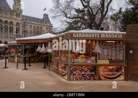 WIEN, ÖSTERREICH. Weihnachtsmarkthaus vor dem Wiener Rathaus - Rathaus in Wien. Die Stadtverwaltung errichtet sie jeden Winter. Stockfoto