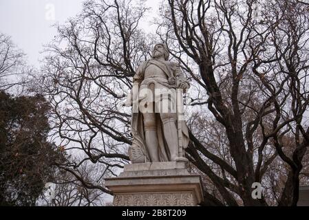 WIEN, ÖSTERREICH. Antike Skulptur von Herzog oder Herzog Leopold Glorreiche im öffentlichen Park Burggarten vor dem Rathaus Stockfoto