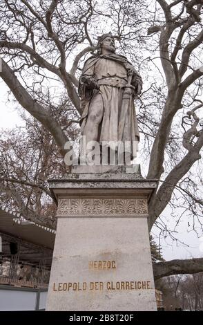 WIEN, ÖSTERREICH. Antike Skulptur von Herzog oder Herzog Leopold Glorreiche im öffentlichen Park Burggarten vor dem Rathaus Stockfoto