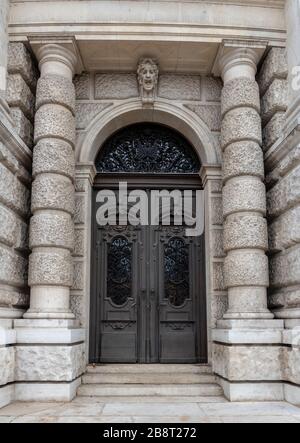 Wien, Österreich. Fassade des historischen Burgtheaters (Kaiserliches Hoftheater) und der berühmten Wiener Ringstraße Stockfoto