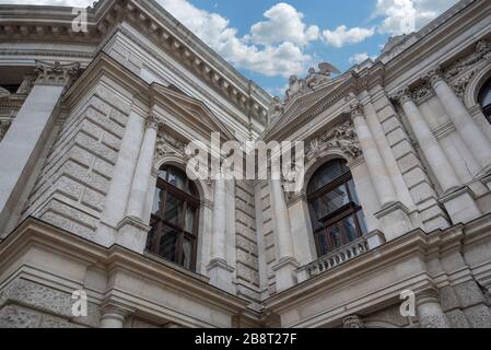 Wien, Österreich. Fassade des historischen Burgtheaters (Kaiserliches Hoftheater) und der berühmten Wiener Ringstraße Stockfoto