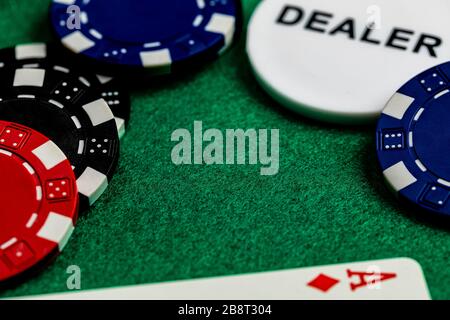 Ein großer Platz für das Schreiben von Kopien auf einer grünen Spielfläche mit Filz, umgeben von engen roten, blauen und schwarzen Wettchips, einem Dealer Chip.Ace of Diamonds Stockfoto