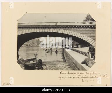 Wharf City Hall, Mulde unter der Pont Louis-Philippe. Mulde unter der Pont Louis-Philippe, Shore Hotel de Ville, 4. Bezirk, Paris Abreuvoir sous le pont Louis-Philippe, quai de l'hôtel-de-Ville. Paris (IVème arr.). Photographie de Charles Berroux. Tirage au gélatino-bromure d'argent, 31 Mai 1903. Paris, musée Carnavalet. Stockfoto