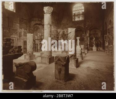 Innenansicht der Begriffe Cluny, Frigidarium in seiner vorherigen Präsentation, 5. Pariser Bezirk. Vue intérieure des termes de Cluny, Frigidarium, dans son ancienne présentation, Paris (Vème arr.). Photographie de Clément & Cie Braun. Tirage au charbon. Paris, musée Carnavalet. Stockfoto