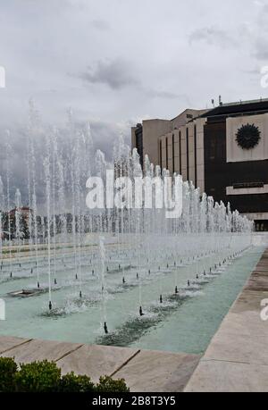 Ein Blick auf die Wasserfontänen vor dem nationalen Kulturpalast in Sofia, Bulgarien Stockfoto