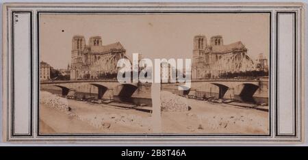 Blick auf die Kirche Notre Dame, 4. Bezirk, Paris. Blick auf die Liebfrauenkirche (Paris) Vue de l'Eglise Notre-Dame, Paris (IVème arr.). Photographie de Jacques Alexandre Ferrier (Fils) (1830-181). Vue stéréoscopique, Papier salé. Entre 1855-1865. Paris, musée Carnavalet. Stockfoto