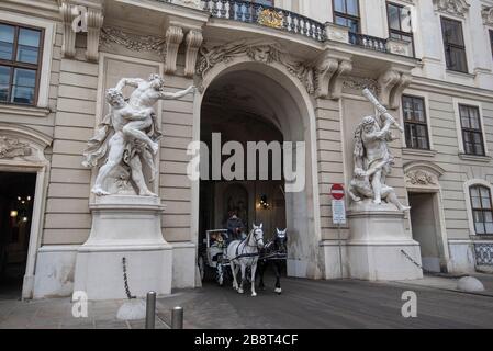 Wien, Österreich. Barocke Statuen am Eingangstor des Michaelerflügels der Hofburg am Michaelerplatz in Wien Stockfoto