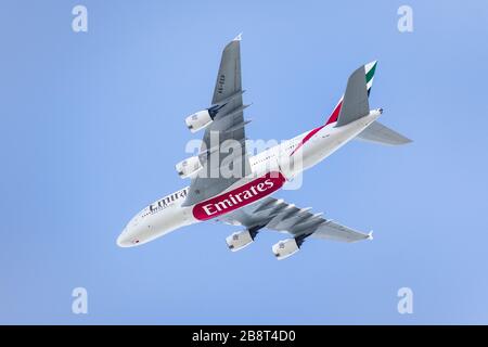 März 2020 Palo Alto/CA/USA - Emirates Airbus A380-Flugzeuge starten den Abstieg zur Landung auf dem San Francisco International Airport (SFO); groß Stockfoto