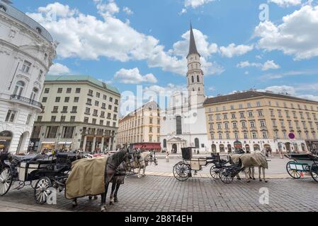 WIEN, ÖSTERREICH. Kutschenvorfahrt der Michaelskirche oder Michaelskirche, vor der Hofburg. Stockfoto